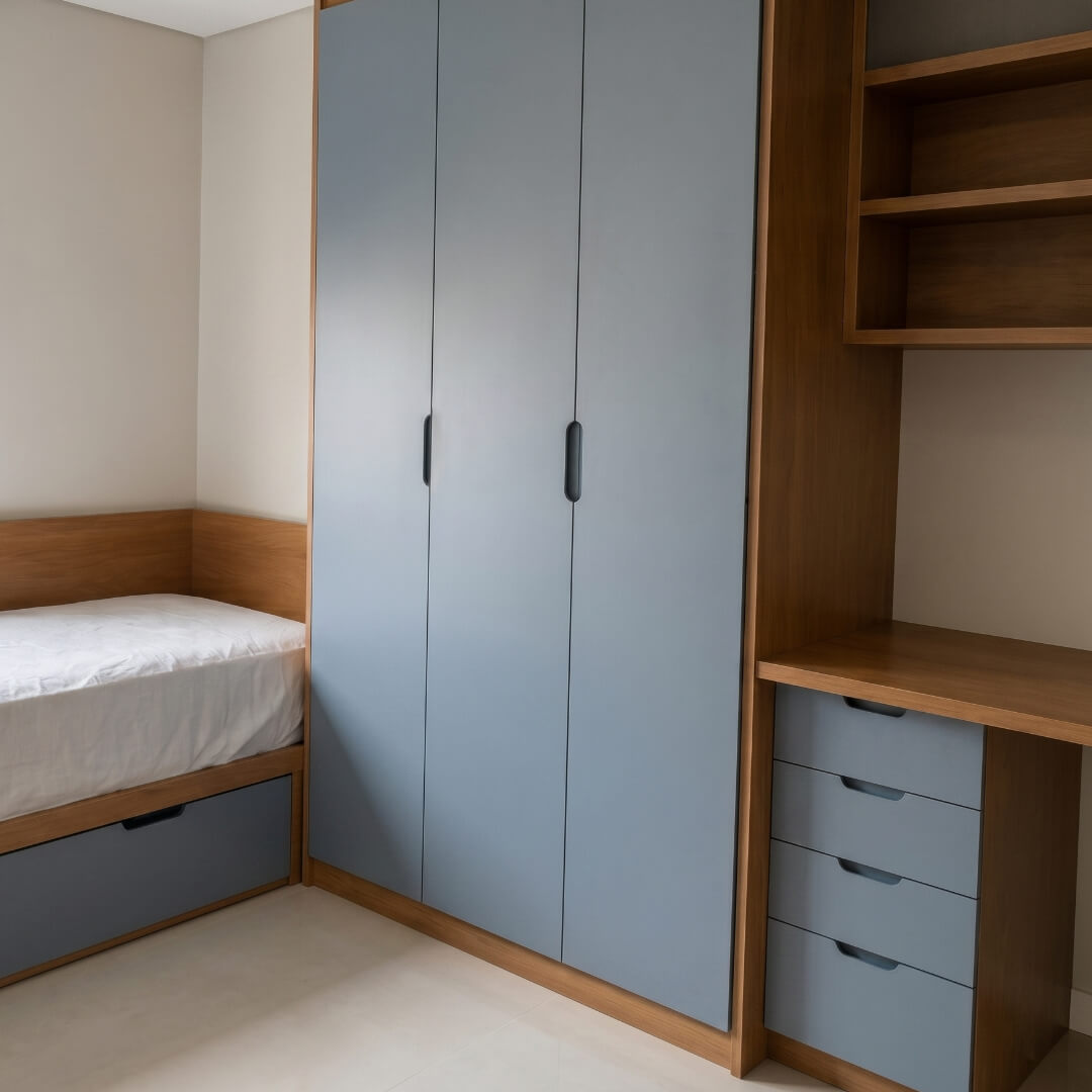 Dormitório planejado com cama, roupeiro e bancada.