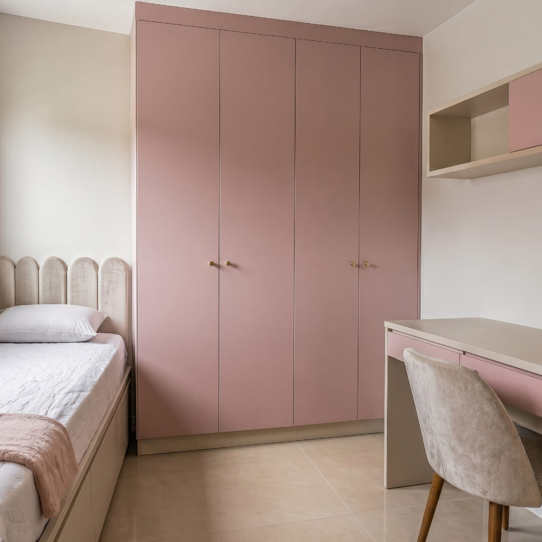 Quarto planejado em tons rosados com bancada.