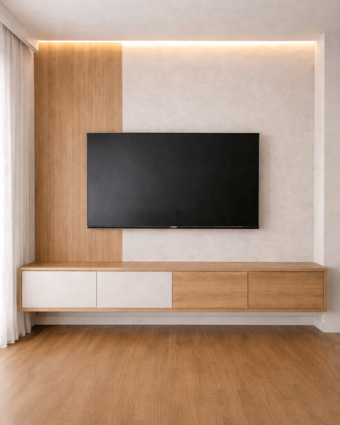 Painel de TV com rack em madeira e branco.